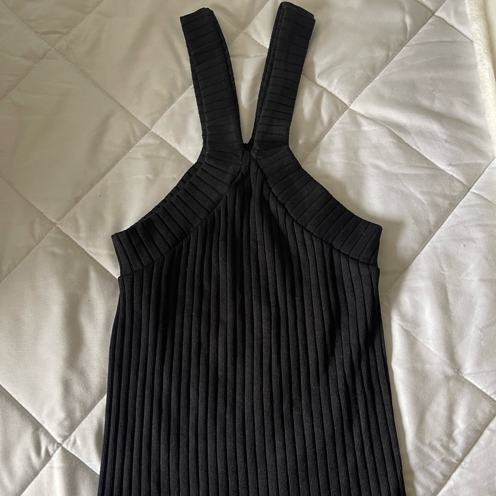 Black v neck cross tank top!